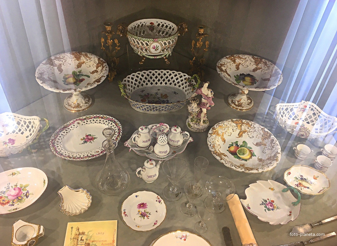 Усадьба Рукавишниковых. Историко-архитектурный музей-заповедник. Экспозиция стекла и фарфора.