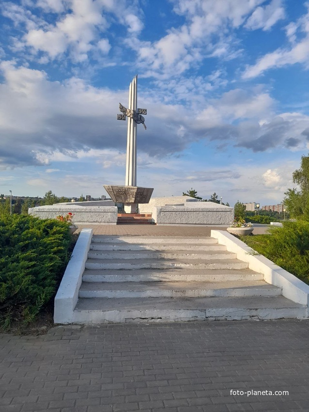 Памятник в честь 50-летия Победы