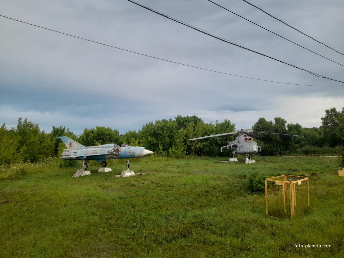 Самолёт МиГ-21 и Ми-24