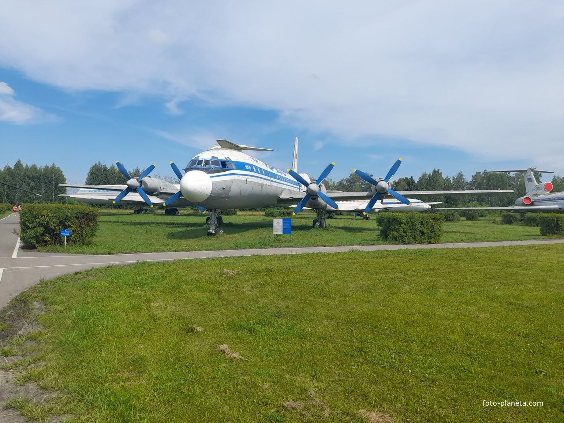 Самолёт Ил-18Д