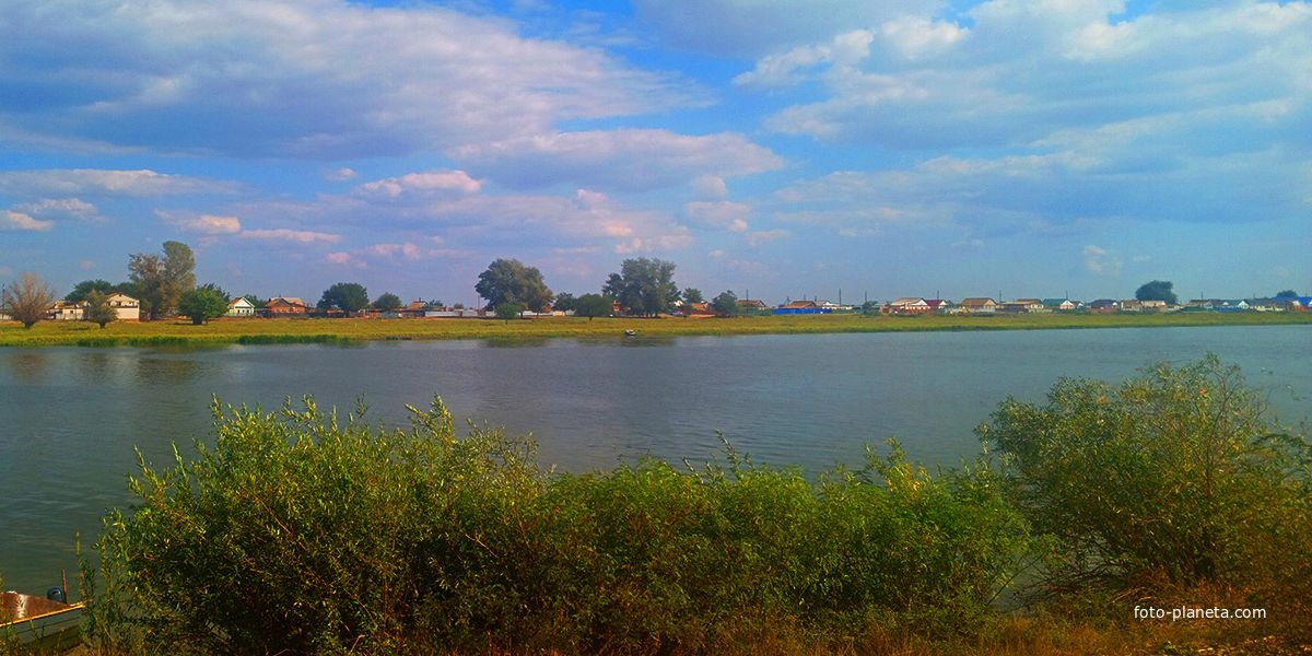 Посёлок Трубный. Астраханская область, Володарский район. (Вид с берега ПГТ Володарский).