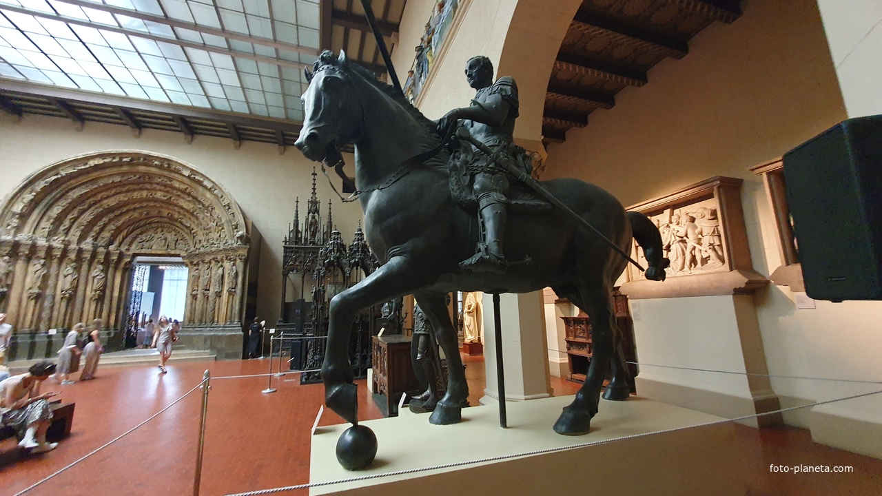 Копия бронзовой конной статуи наёмному кондотьеру Венецианской республики, правителю Падуи в 1437 году Эразмо да Нарни, прозвище Гаттамелат