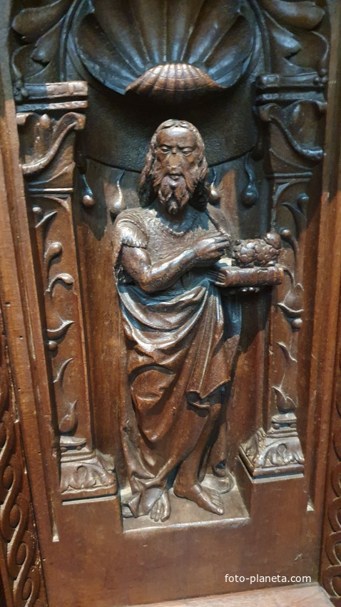 Дрессуар / Комод. нач. 16 века, большими дополнениями 19-20 веков. Орех, резьба, железо.