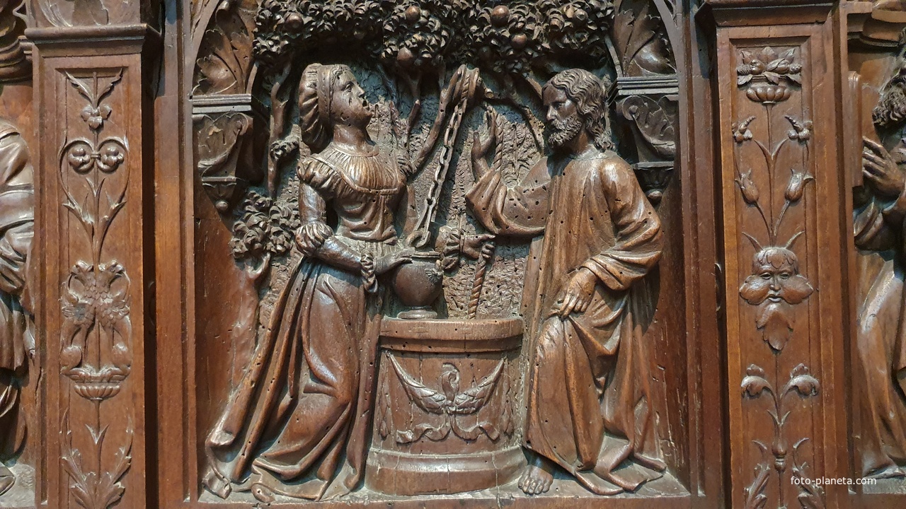 Дрессуар / Комод. нач. 16 века, большими дополнениями 19-20 веков. Орех, резьба, железо.