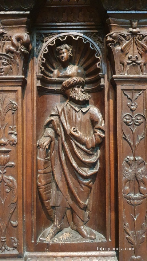 Дрессуар / Комод. нач. 16 века, большими дополнениями 19-20 веков. Орех, резьба, железо.