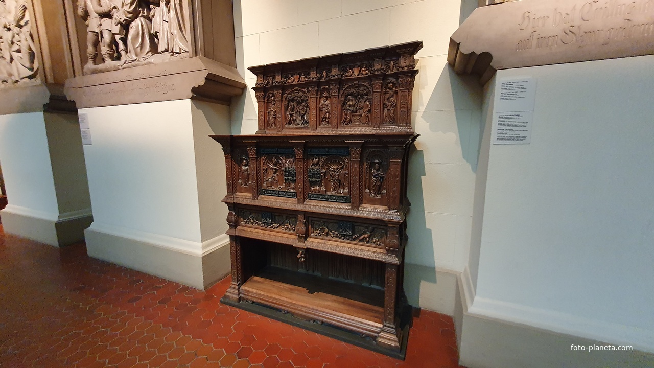 Дрессуар / Комод. нач. 16 века, большими дополнениями 19-20 веков. Орех, резьба, железо.