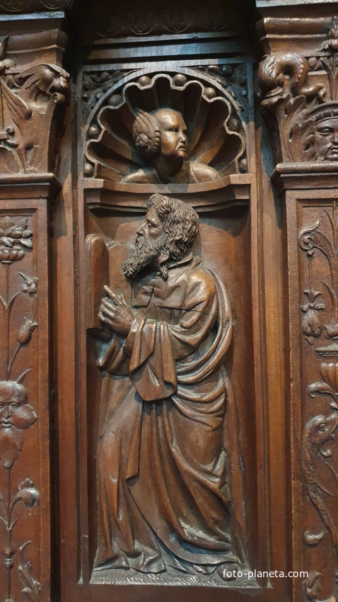 Дрессуар / Комод. нач. 16 века, большими дополнениями 19-20 веков. Орех, резьба, железо.