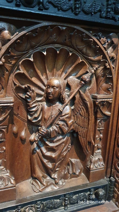 Дрессуар / Комод. нач. 16 века, большими дополнениями 19-20 веков. Орех, резьба, железо.