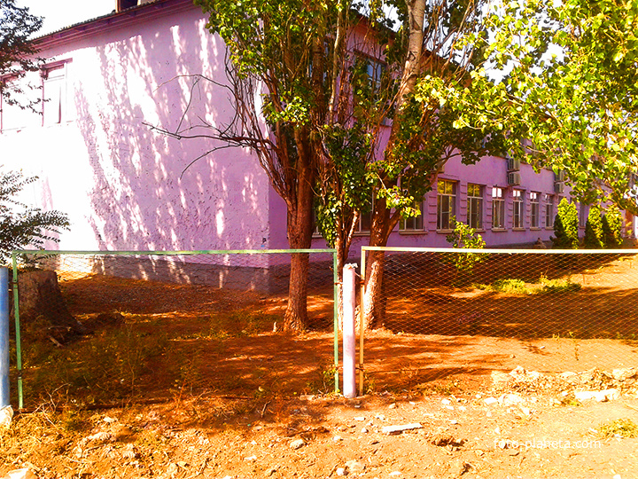 Посёлок Начало, местная школа.