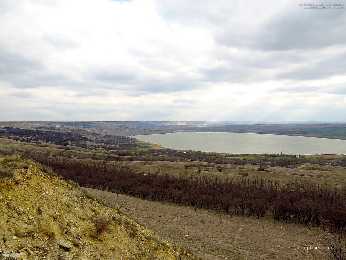 Вид от объездной дороги южнее г.Светлоград на оз.Солёное и расположенные на его берегу постройки хут.Солёное Озеро