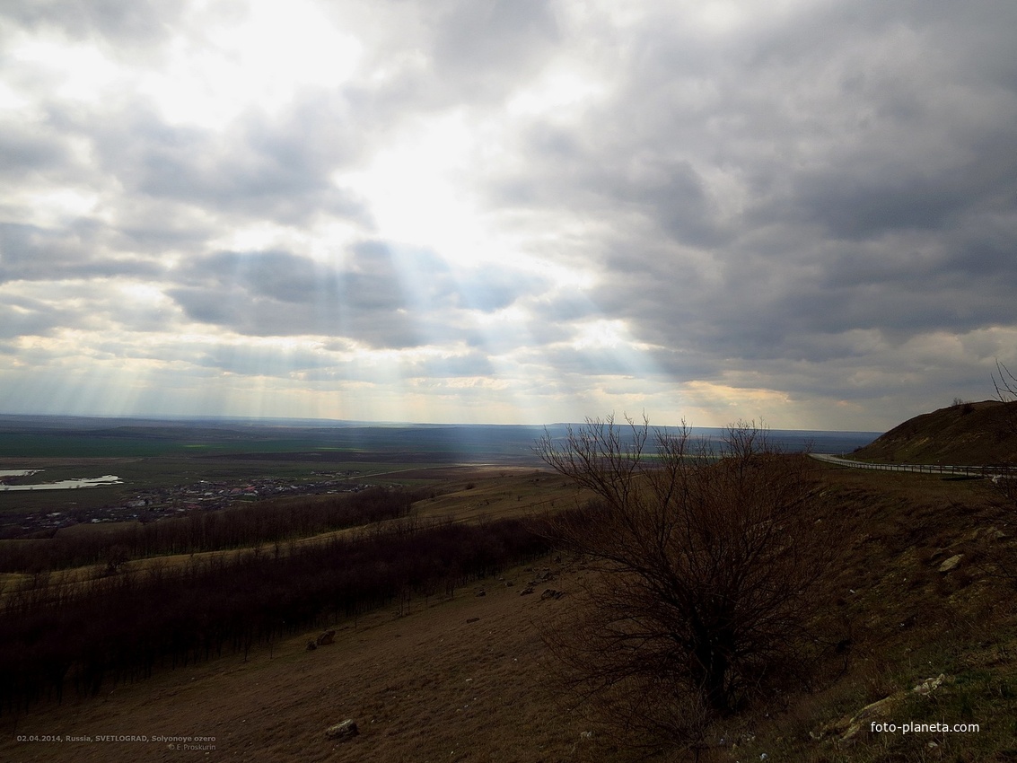 Вид от объездной дороги южнее г.Светлоград на оз.Солёное, расположенный на его берегу хут.Солёное Озеро и участок самой объездной