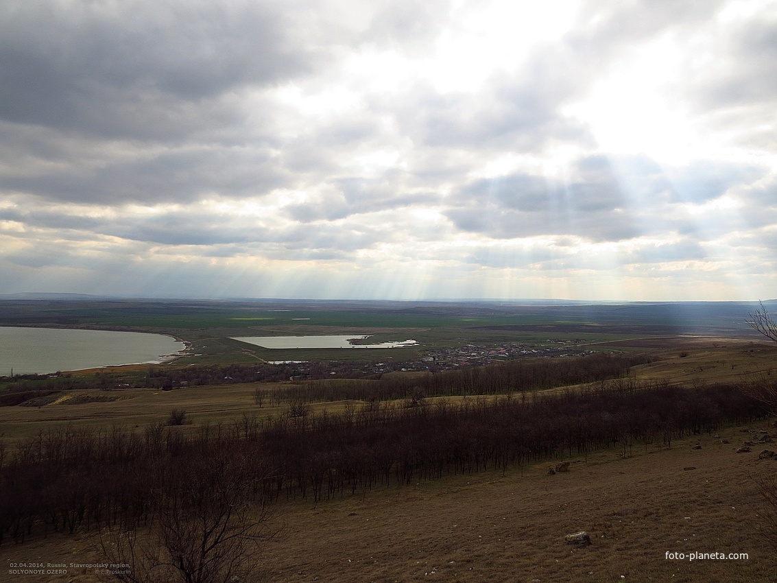 Вид от объездной дороги южнее г.Светлоград на оз.Солёное и расположенные на его берегу постройки хут.Солёное Озеро