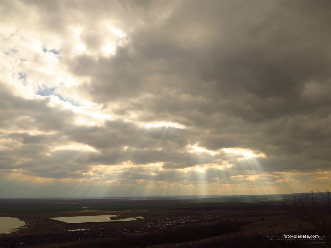 Вид от объездной дороги южнее г.Светлоград на оз.Солёное и расположенные на его берегу постройки хут.Солёное Озеро