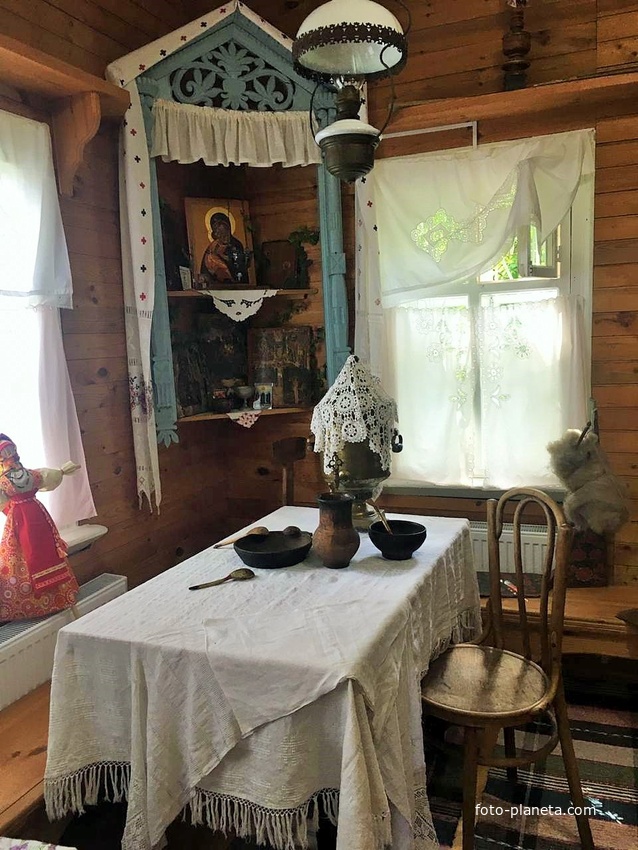 С. Владимирское - В музее &lt;&lt;Китеж&gt;&gt; - Красный угол с иконами и обеденный стол