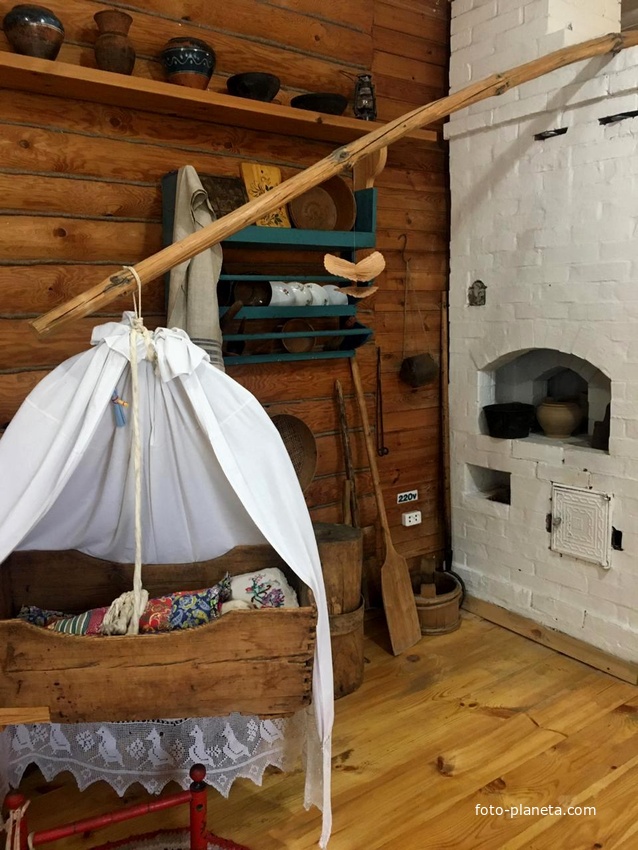 С. Владимирское - В музее &lt;&lt;Китеж&gt;&gt; - Русская печь с утварью и зыбка-колыбель