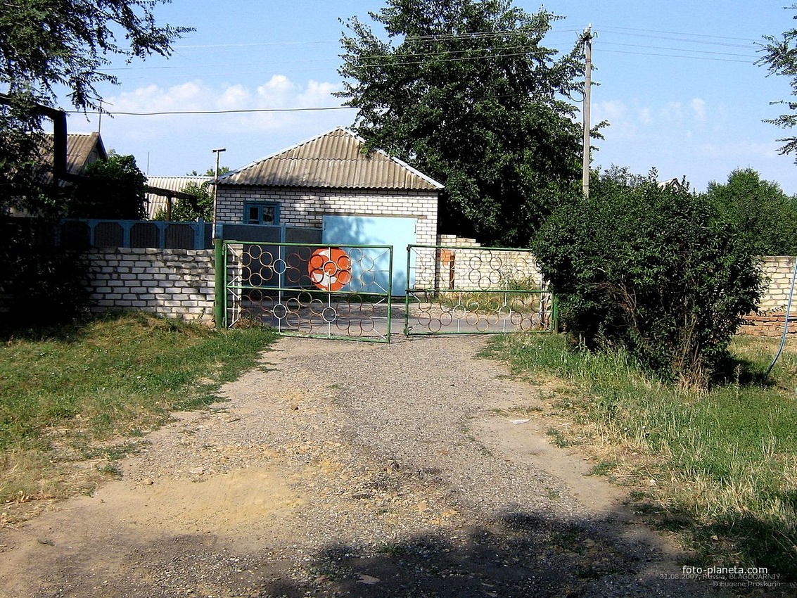 Выезд с территории детсада №5 по ул.Свободы,98 на ул.Садовую. 31.08.2007г.