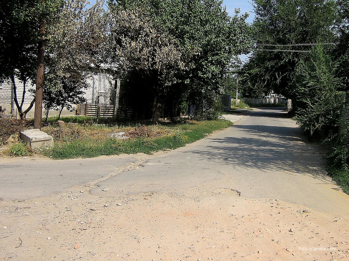 На ул.Садовой у территории детсада №5 (справа за кадром), вид в направлении ул.Свободы. 31.08.2007г.