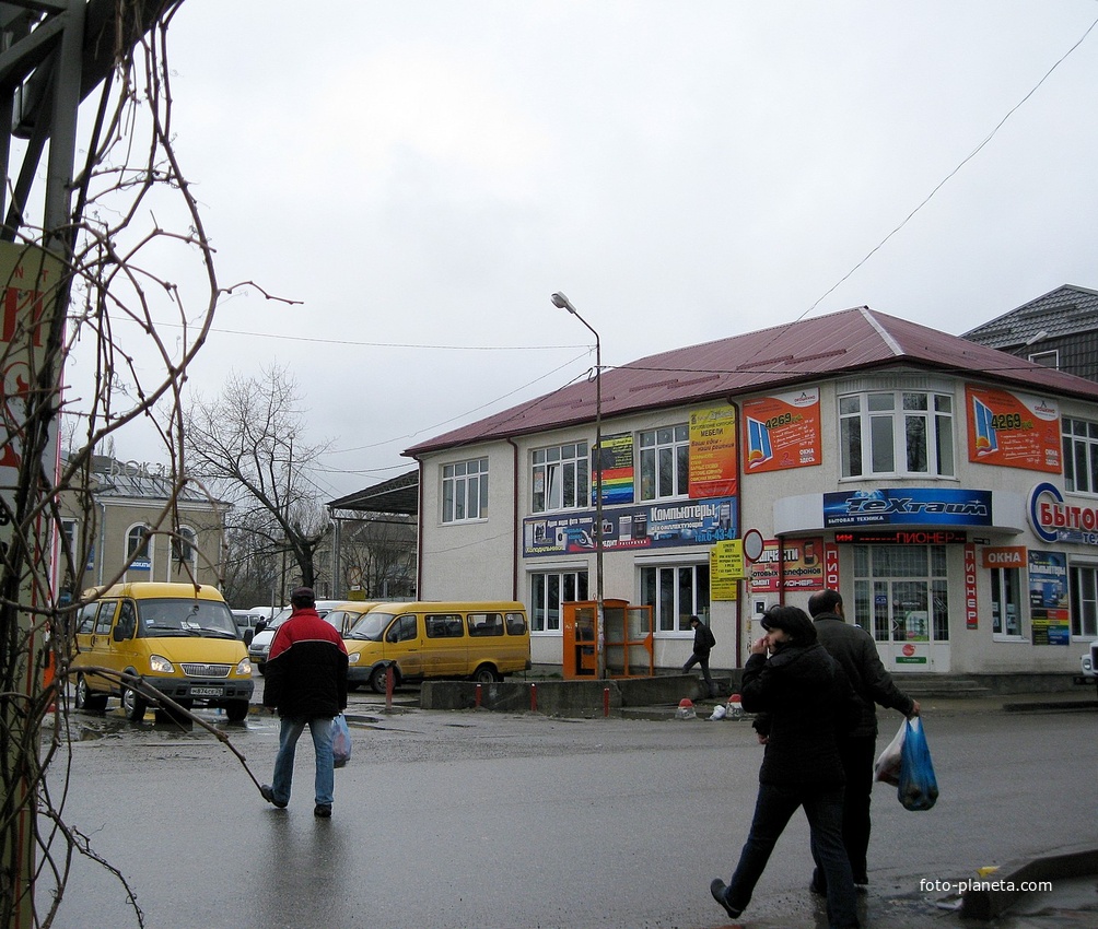 На ул.Гагарина у выезда с территории автовокзала. 16.04.2011г.