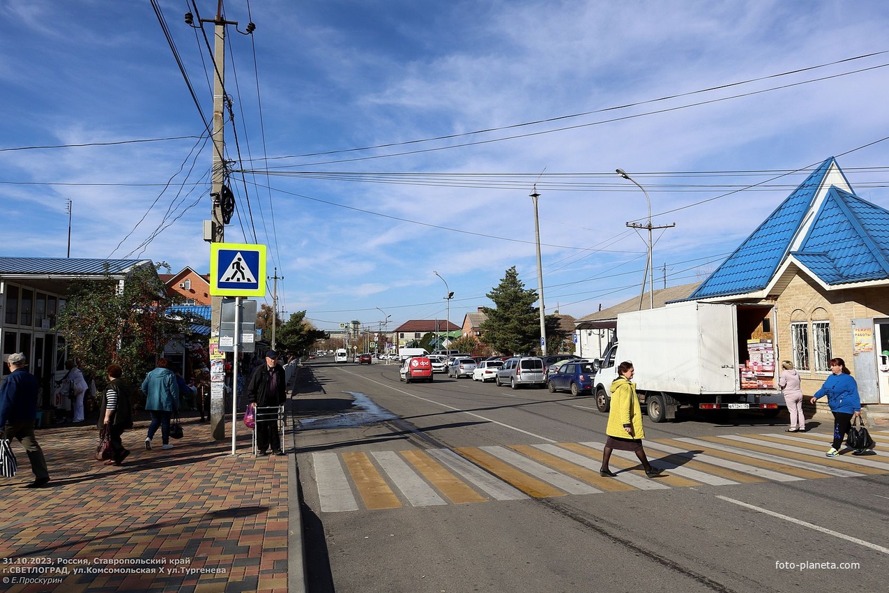 Вид на ул.Комсомольскую в западном направлении от пересечения с ул.Тургенева (справа за кадром).