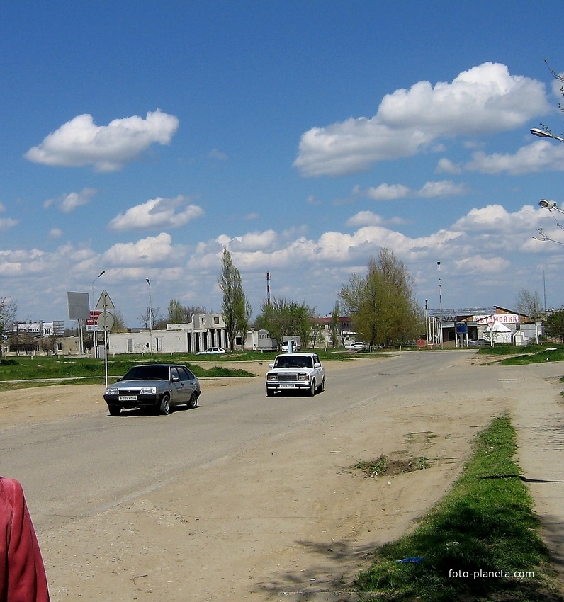 Участок пр.Чехова в 3-м МКР у дома №4 (справа за кадром).