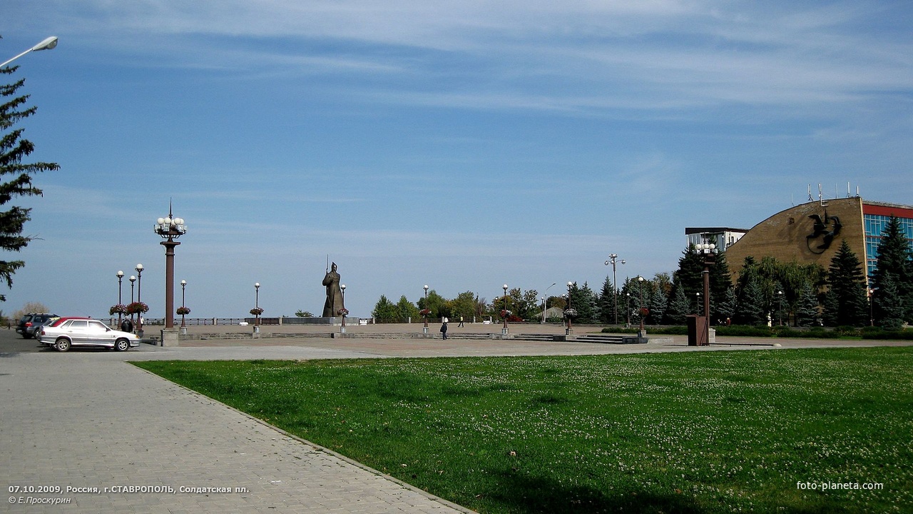 Памятник красноармейцу на Солдатской площади (она же Комсомольская горка, она же Крепостная гора).