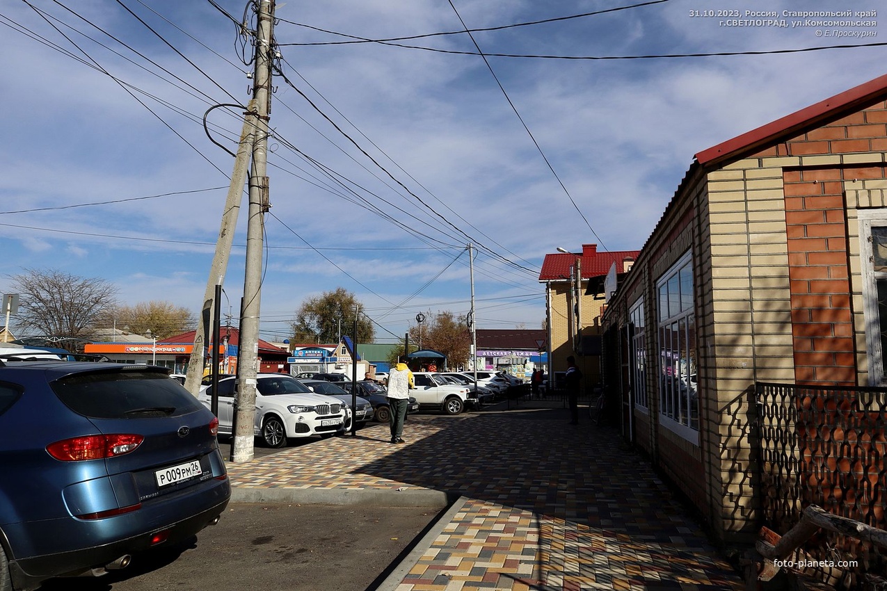 На ул.Комсомольской у здания №56 (фрагмент справа в кадре).