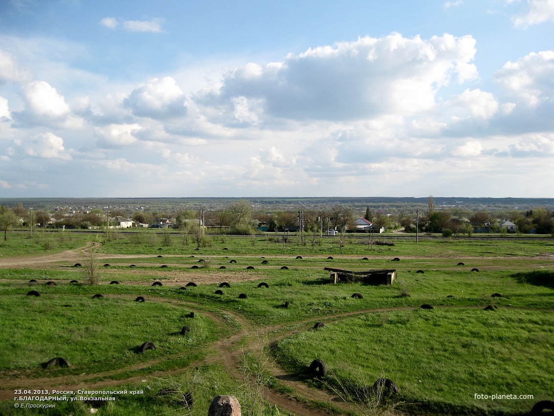 Вид с автополигона в направлении (на юг) домов по ул.Вокзальной.