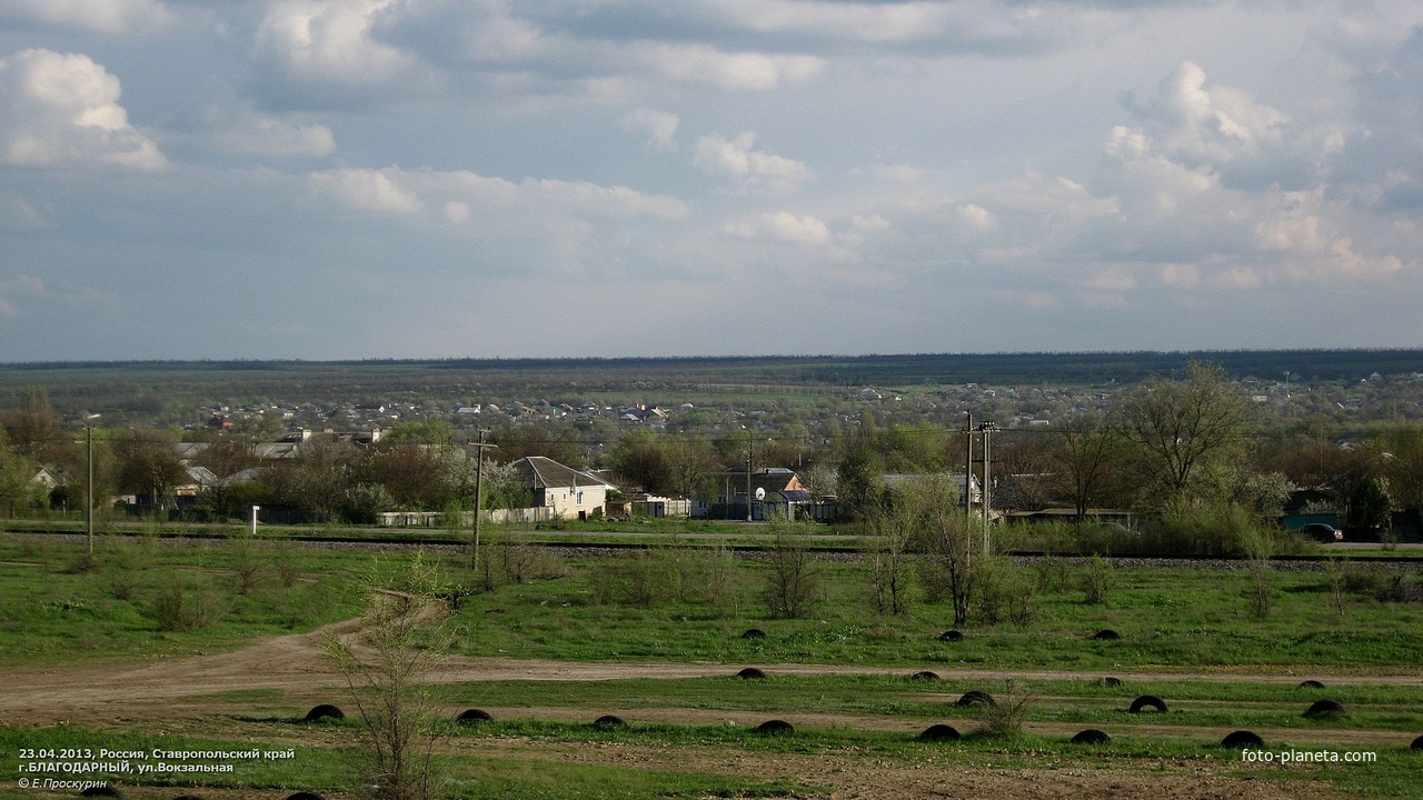 Вид с автополигона в направлении участка железной дороги, ул.Вокзальной и домов вдоль неё..