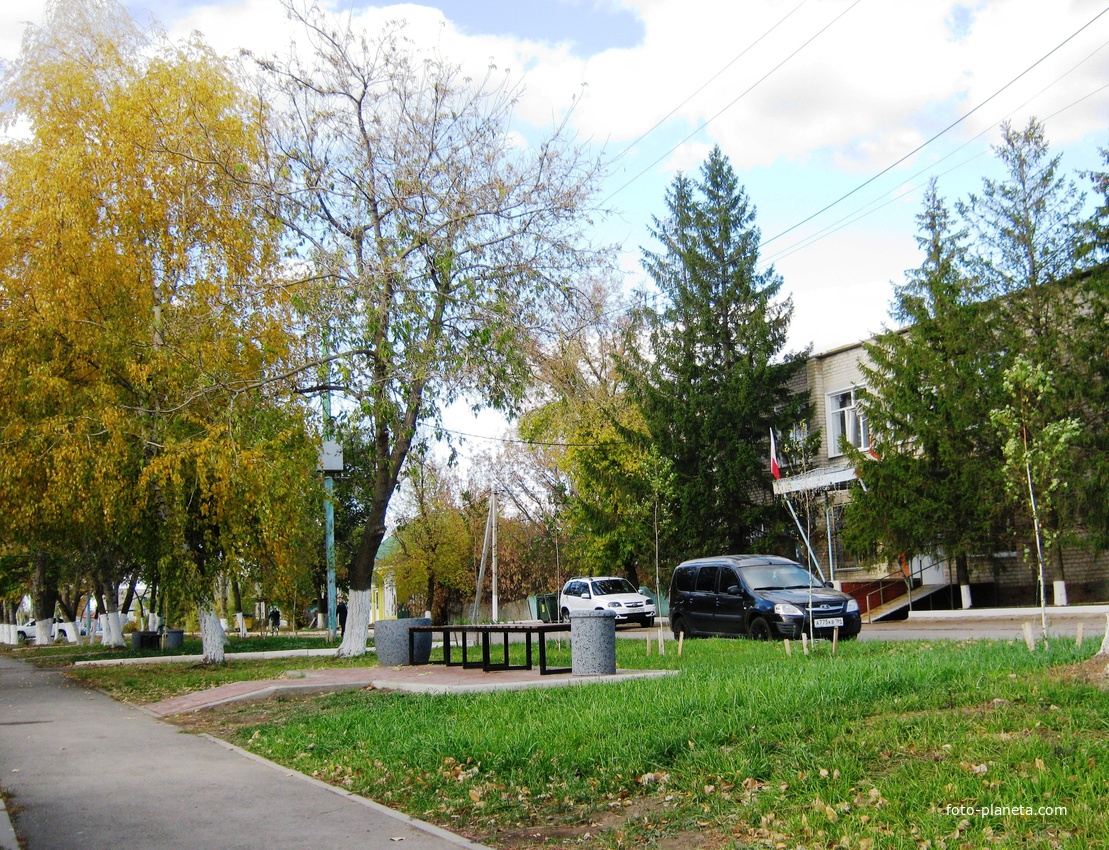 Мокроус.  Улица Победы.  Здание ЗАГС и мэрии.