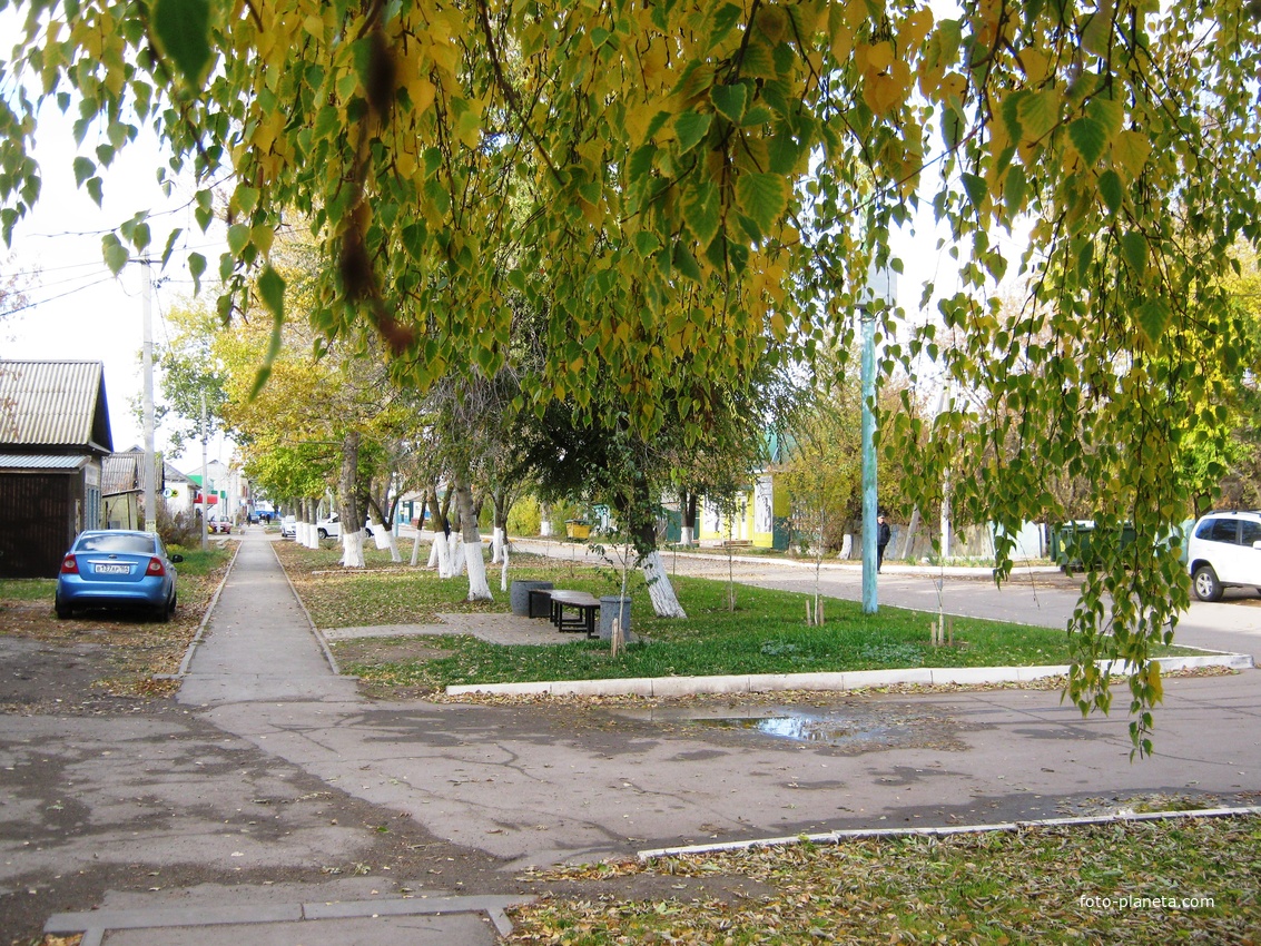 Мокроус. Улица Победы основанная в 1935 году вдоль дороги от ближайших сел к железнодорожному вокзалу.