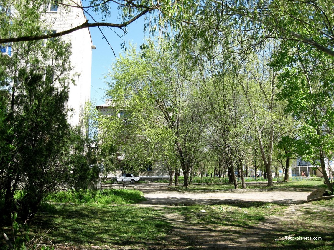 На ул.Толстого у дома №86 (слева в кадре) и пересечения с ул.Первомайской (справа за кадром)