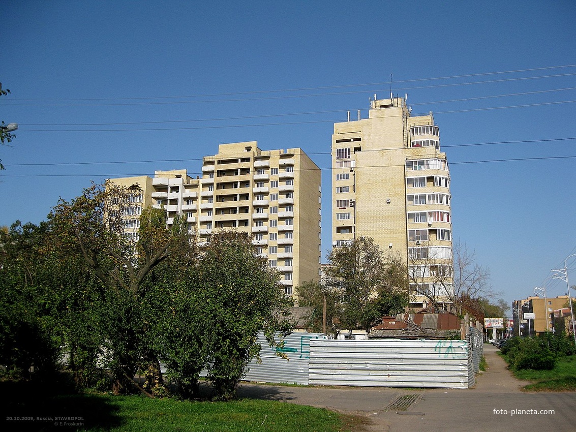 Вид с ул.8-го Марта в направлении многоквартирных домов по ул.Лермонтова.