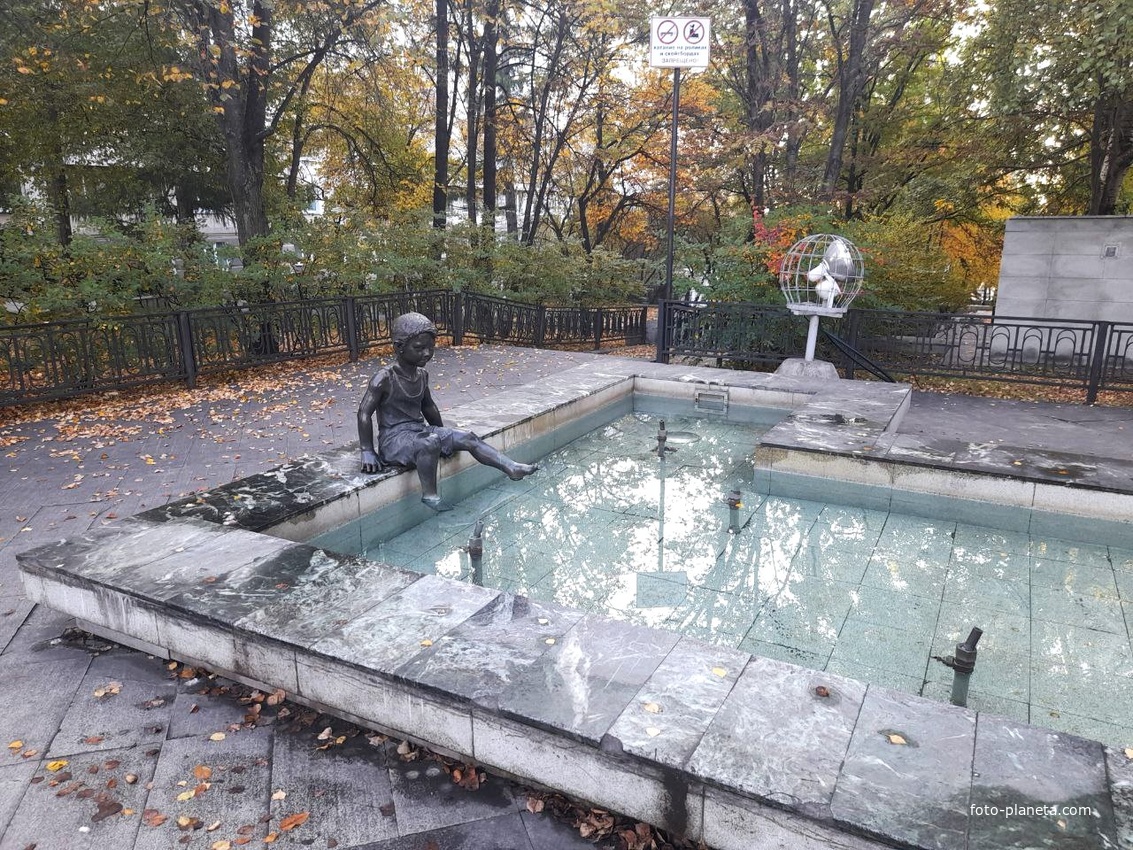 Скульптура &quot;Мальчик у фонтана&quot;