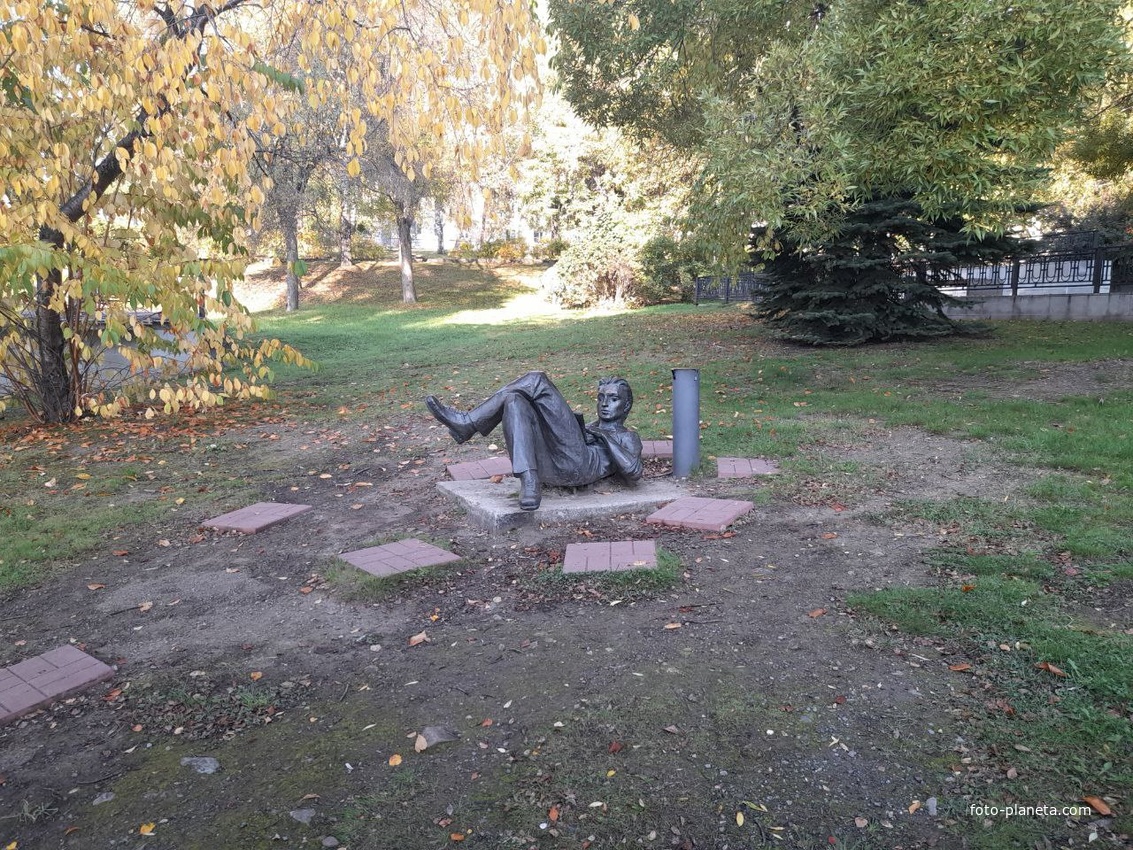 Скульптура &quot;Парень с ноутбуком&quot;