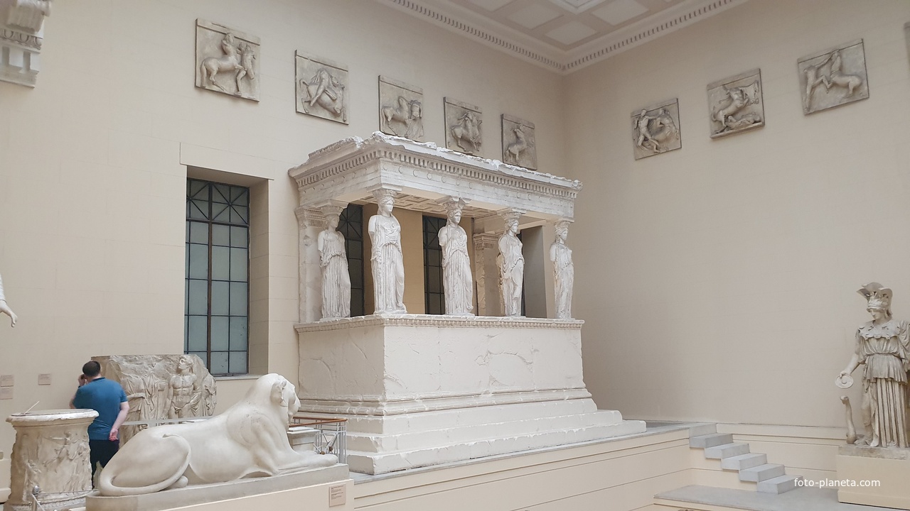 Портик кариатид