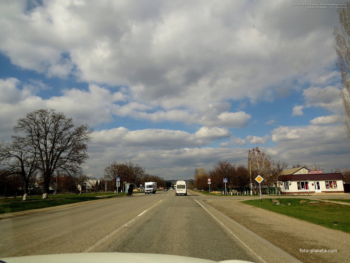 На ул.Ставропольской (участок трассы Р-216) перед пересечением с ул.Южной (справа в кадре).