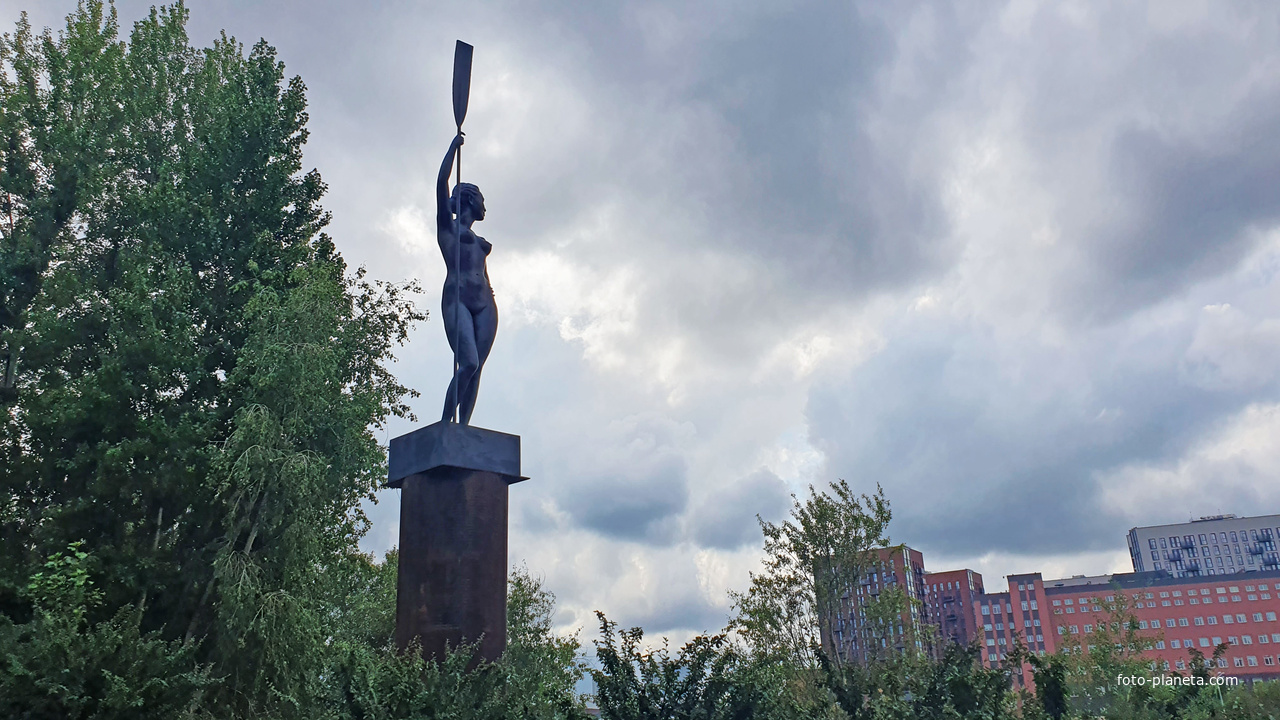 Скульптура Девушка с веслом