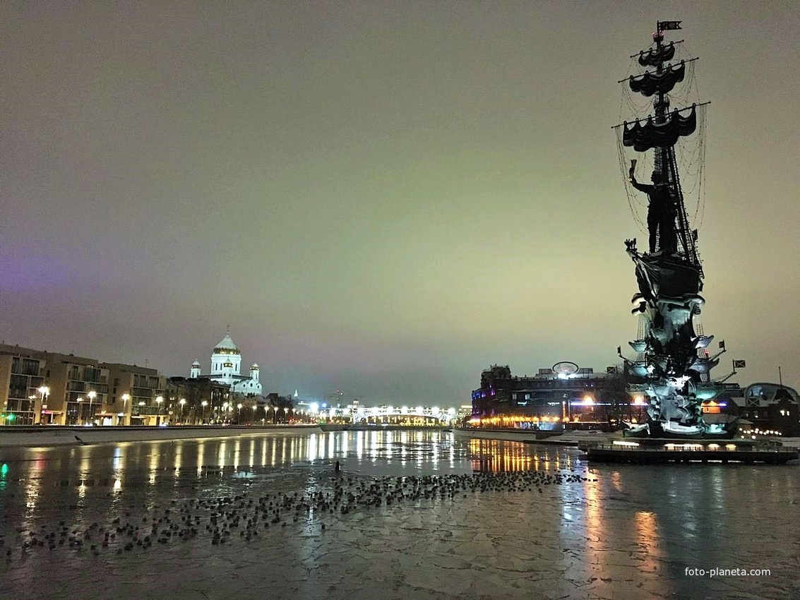 Москва-река - памятник Петру Великому