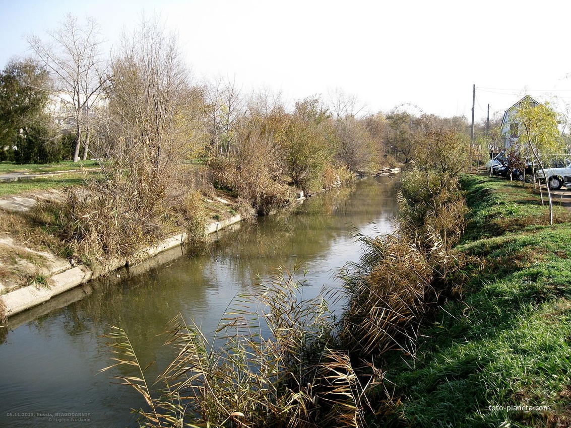 Вид на р.Мокрая Буйвола (на восток) с железного пешеходного моста у бывшего Казачьего рынка.