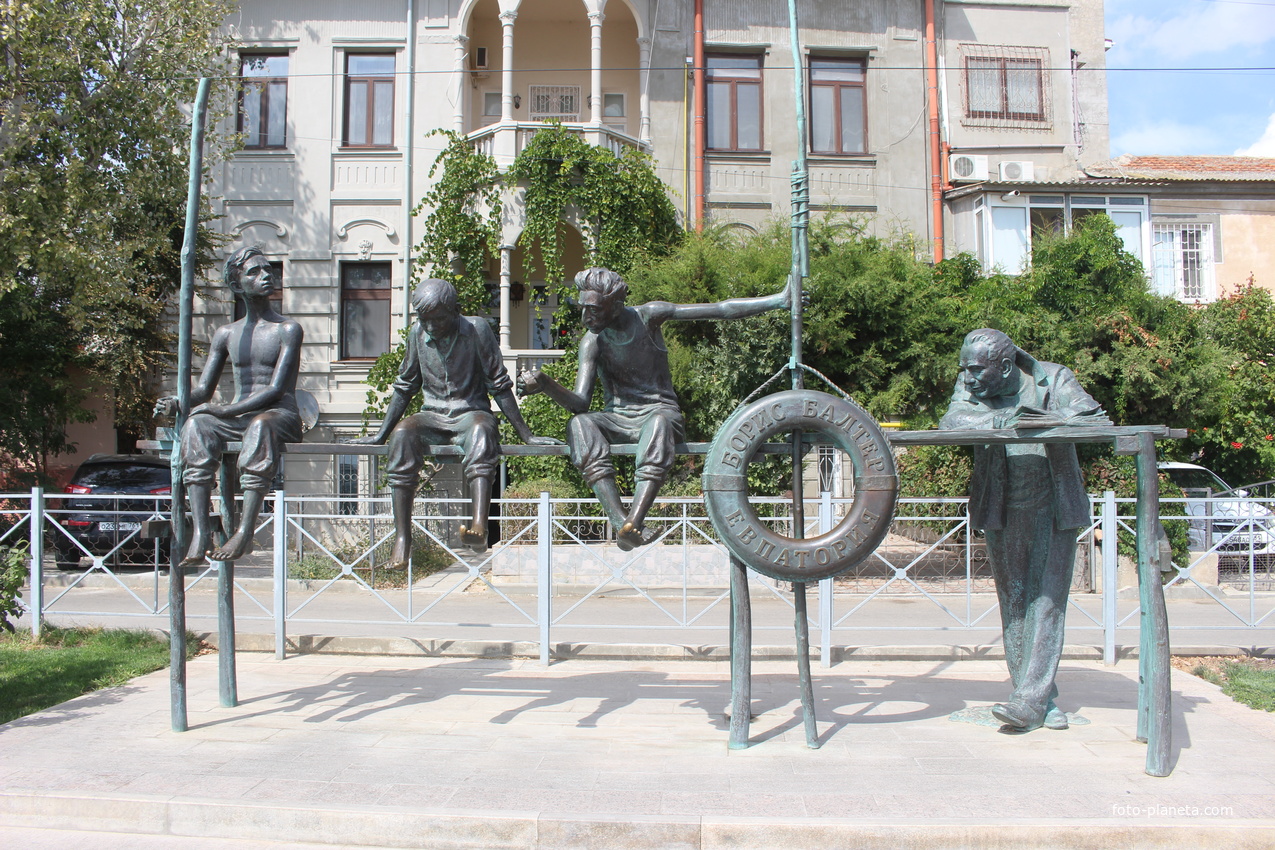 Памятник писателю Борису Балтеру и героям его книги "До свидания, мальчики".