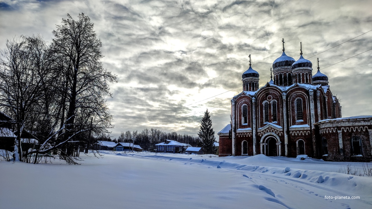 На въезде в село.