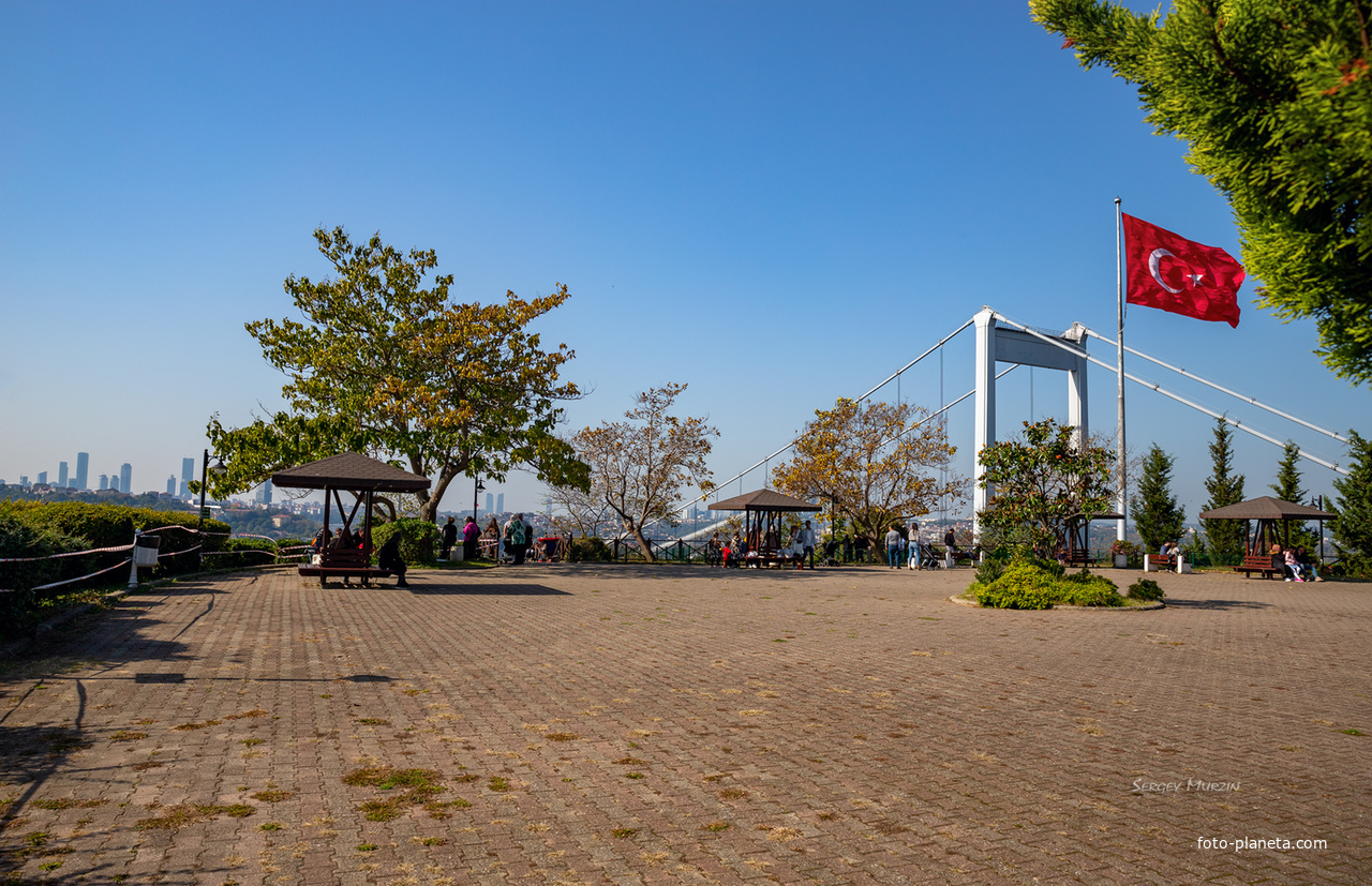 Стамбул.  Парк Отагтепе (Otagtepe Park) один из общественных парков Стамбула, расположенный в азиатской части города, с видом на Босфор,  недалеко от моста султана Мехмеда Фатиха.