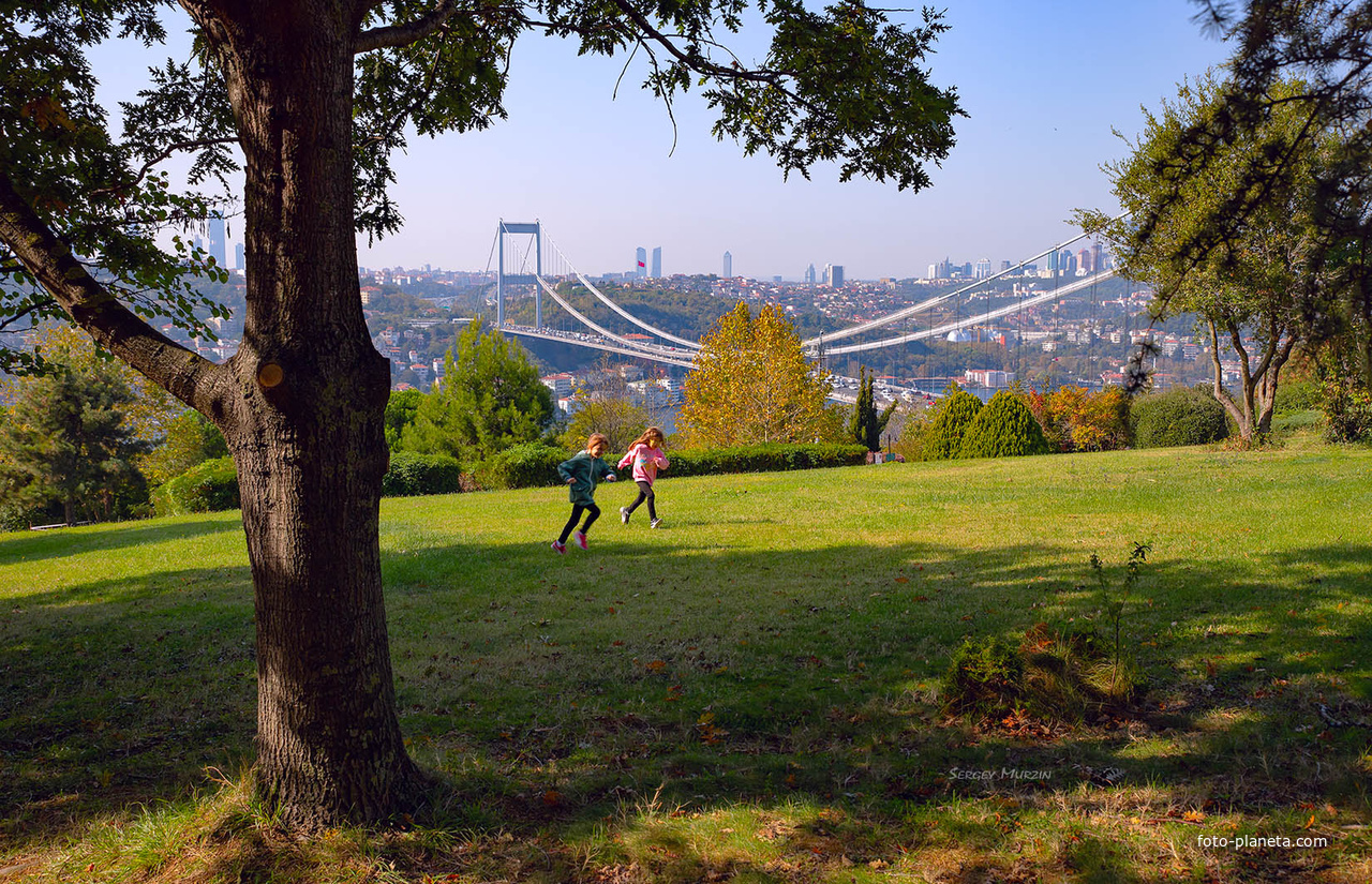 Стамбул.   Парк Отагтепе (Otagtepe Park) один из общественных парков Стамбула, расположенный в азиатской части города, с видом на Босфор,