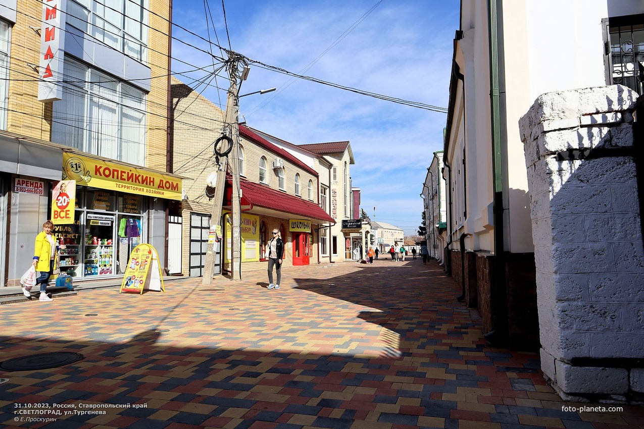 На ул.Тургенева, вид в направлении пересечения с ул.Ленина.