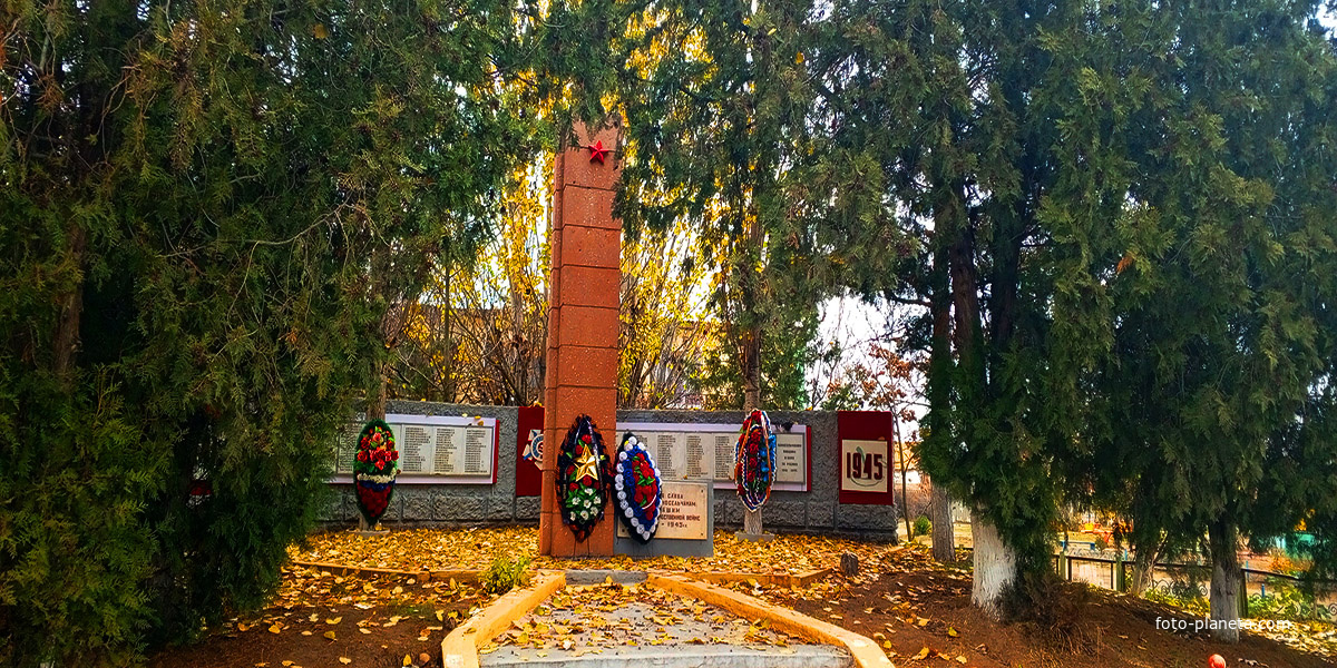 Памятник погибшим советским воинам - односельчанам в годы Великй Отечественной войны