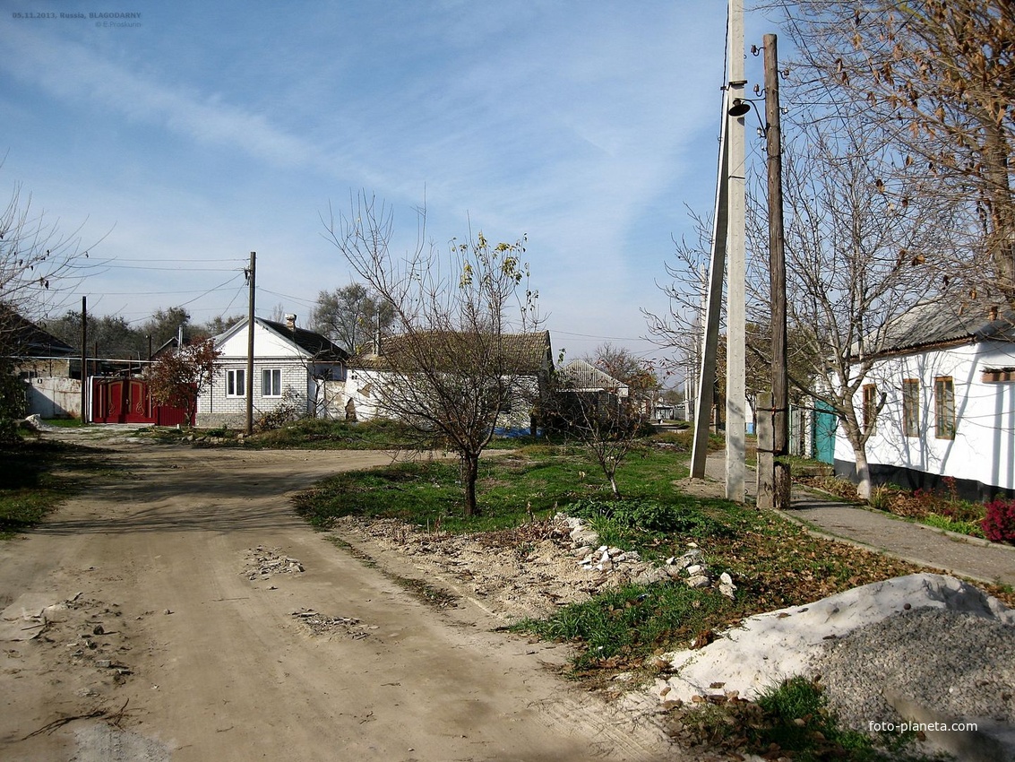 На ул.Суворова между переулками 8-го Марта (пересечение с ним в середине кадра) и Московским.