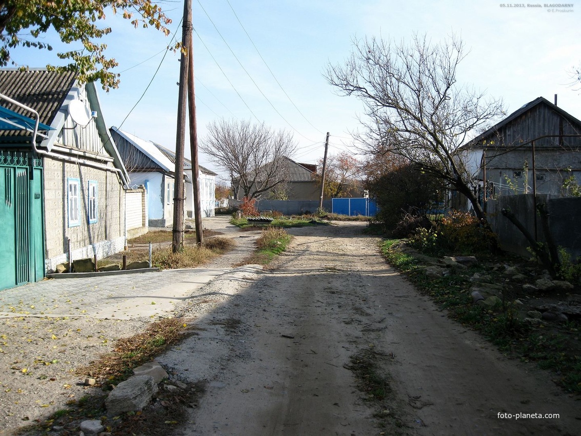 .Суворова между переулками 8-го Марта и Московским (пересечение с ним на заднем плане в середине кадра) .