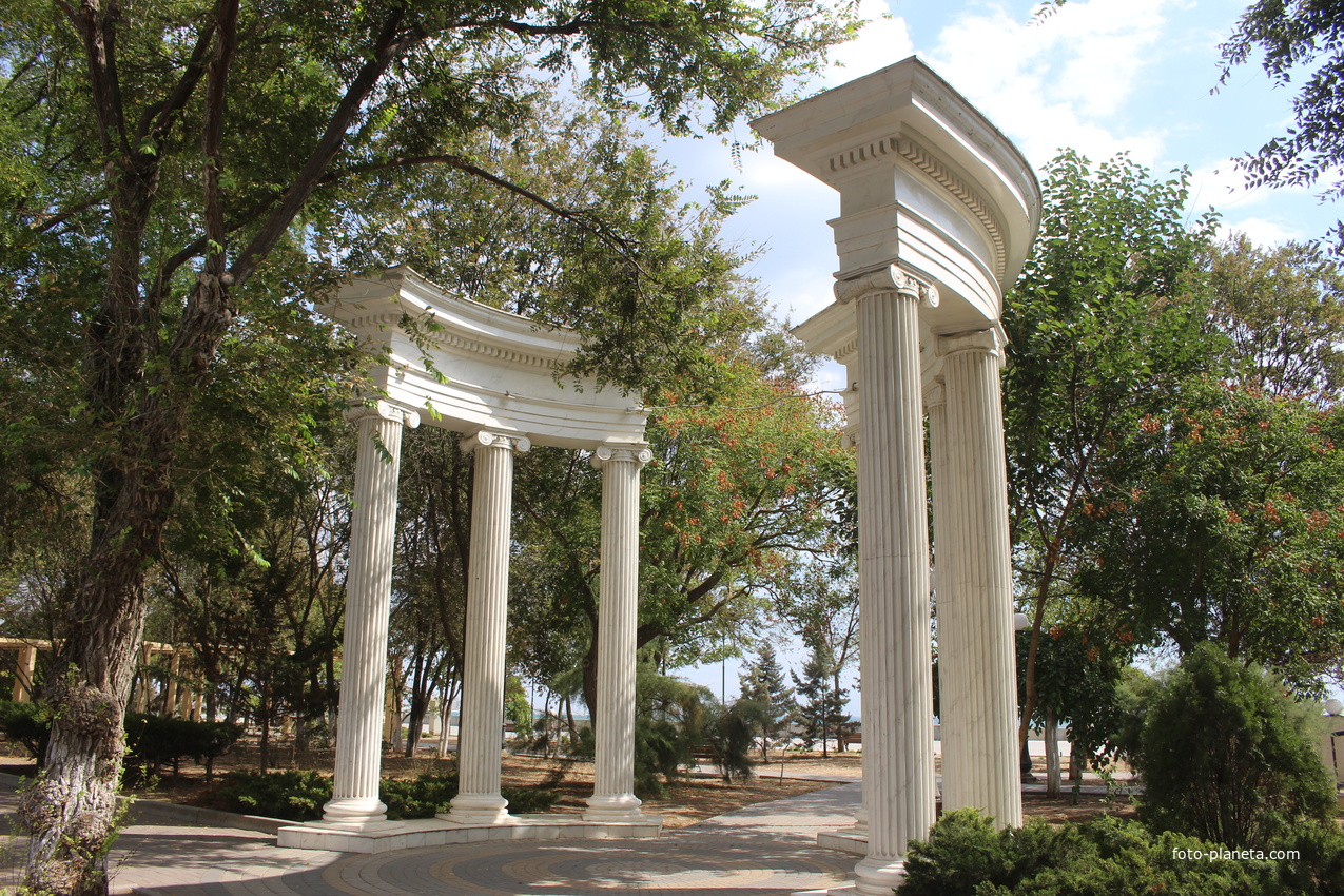 В сквере Давида Караева.