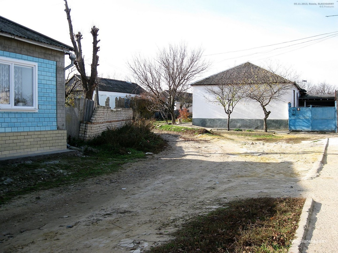 На ул.Суворова между пер.Московским и пер.Ручейным, вид в направлении пересечения с пер.Московским