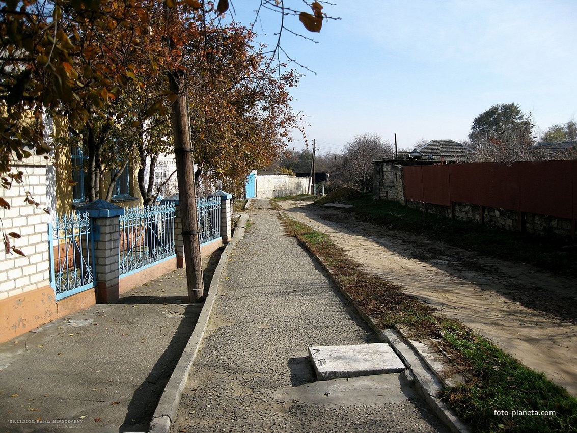 На ул.Суворова между пер.Московским и пер.Ручейным, вид в направлении пересечения с пер.Ручейным